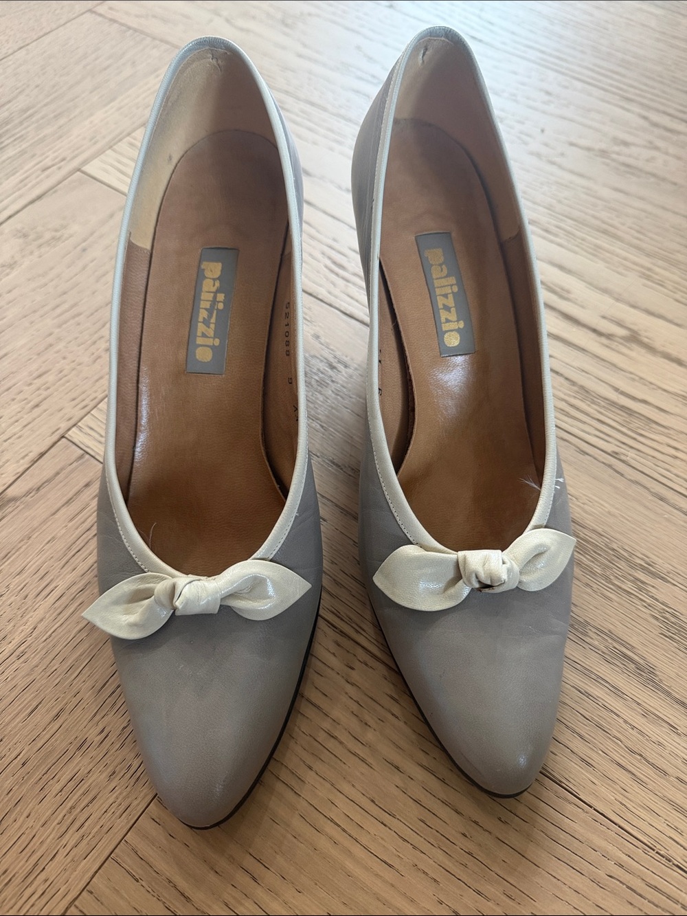 Pelizzio Vintage Women's Gray Pointed Toe Pumps with Cream Bow Trim, size 9